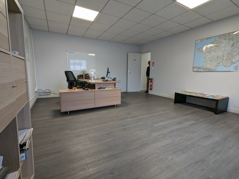 A louer surface de bureau+ stockage au cœur de la zone industrielle n°1