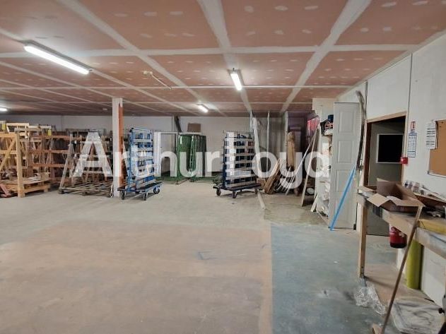 Location local 1293.00 m² à MONDEVILLE