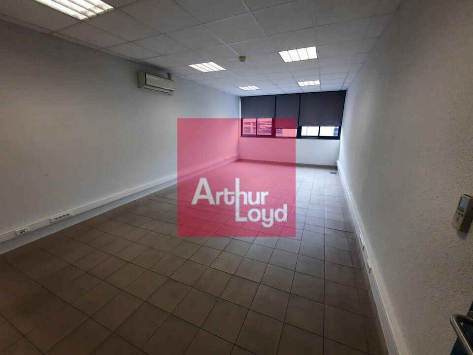 A LOUER DEPOT + BUREAUX ZONE ACTIVITE ROMAGNAT