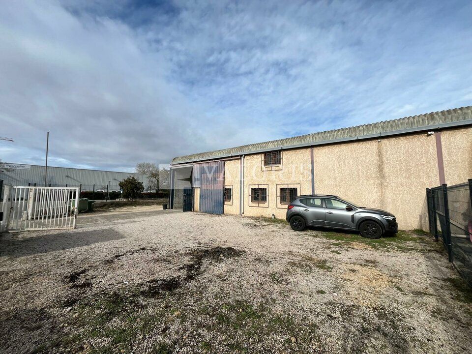 VALORIS MEDITERRANEE vous propose, à la location, un local d'activité d'environ 600m² sur un terrain privatif d'environ 500m² au coeur de la ZI de la Pile à St Cannat. 
