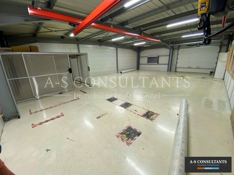 A LOUER - Allonzier-La-Caille (74350) - entrepôt de stockage avec 2  bureaux climatisés - 225 M² environ (bureaux inclus) - 1 porte sectionnelle - dalle au sol avec résine - pont-roulant 1T - Stationnement privatif.
