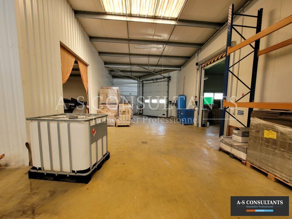 MORAS-EN-VALLOIRE (26210) à louer local commercial de 750 m² avec stationnements privatifs situé proche de l'axe de circulation.