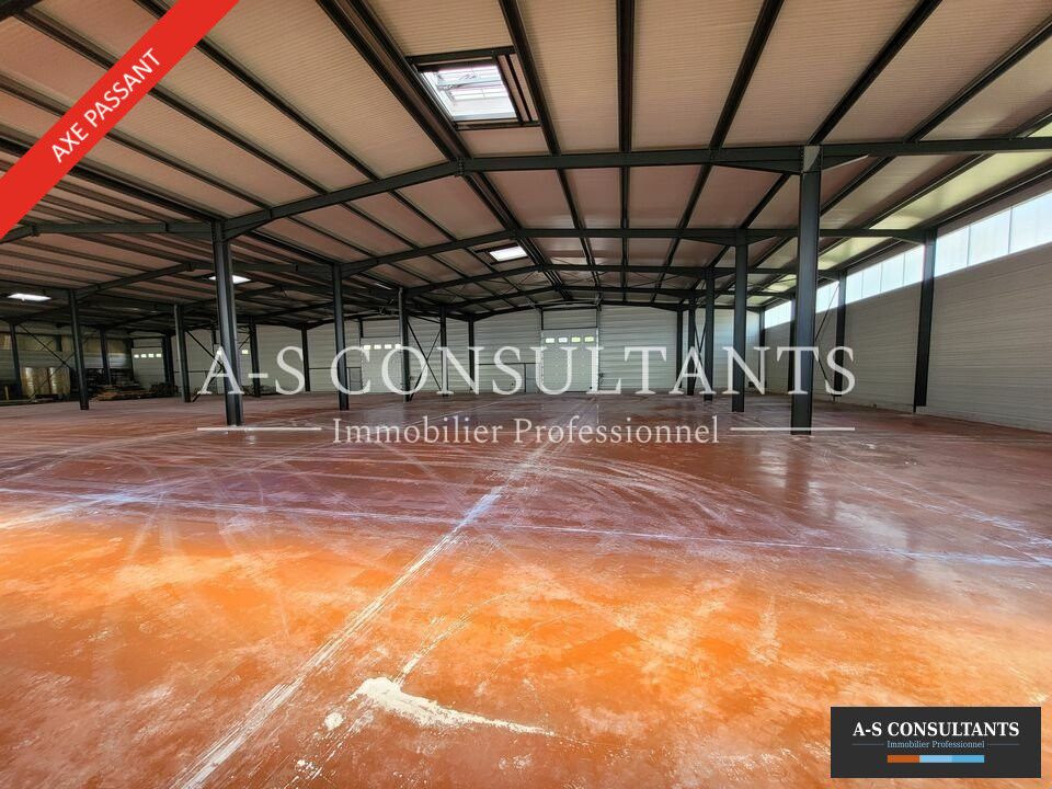 SAINT SORLIN-EN-VALLIORE (26210) à louer entrepôt de 600 m² situé en zone artisanales sur une passent avec stationnements privatifs.