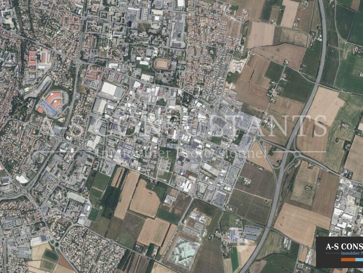 VALENCE (26000) à vendre local commercial de 960 m² situé proche des grands axes avec de nombreux stationnements privatifs.