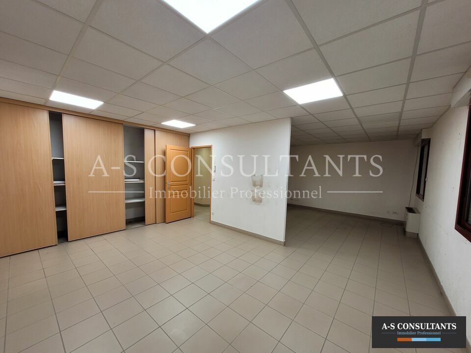 SAINT PIERRE DE BOEUF (42520) à louer bureaux de 260 m² situé en zone artisanales avec stationnements privatifs.