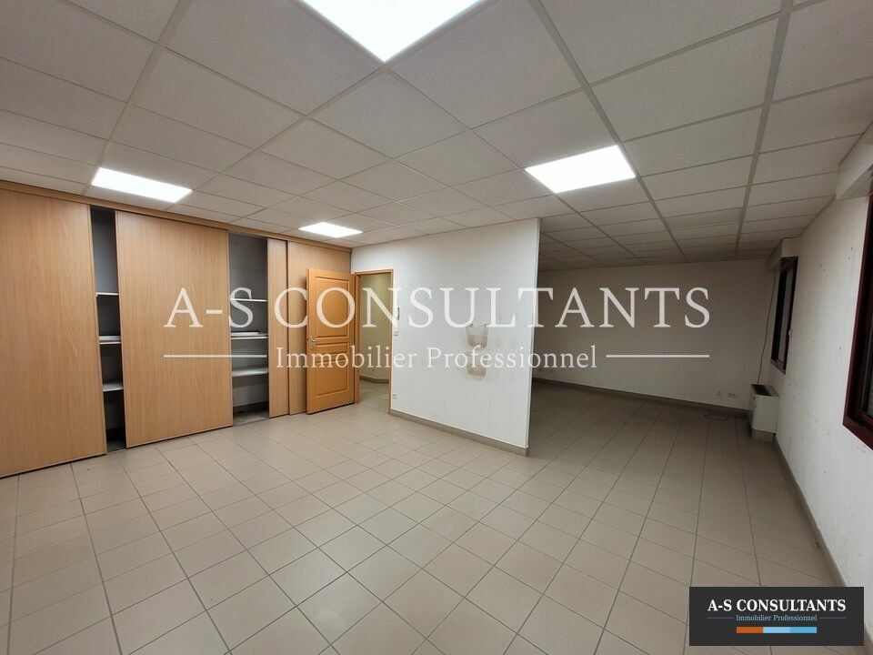 SAINT PIERRE DE BOEUF (42520) à vendre bureaux de 260 m² situé en zone artisanales avec stationnements privatifs.
