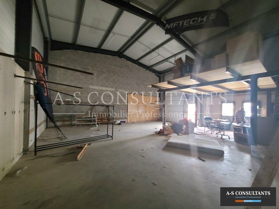 SAINT PIERRE DE BŒUF (42520) à louer local d'activité de 150 m² situé proche et visible de l'axe principal nombreuse stationnements privatifs.