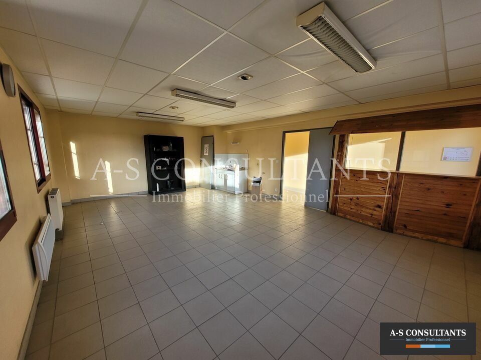 SAINT PIERRE DE BOEUF (42520) à louer local d'activité ou de stockage de 480 m² situé en zone artisanales avec stationnements privatifs.