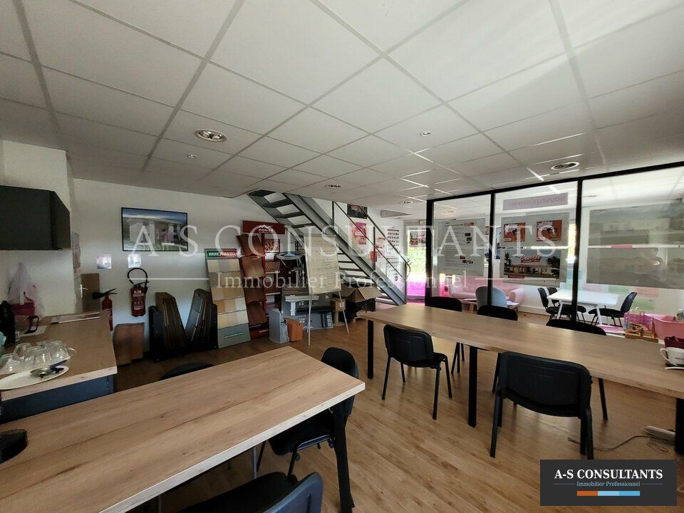 CHANAS (38150) à louer bureaux des 110 m² sur 2 niveaux situé proche des axes avec stationnements privatifs.