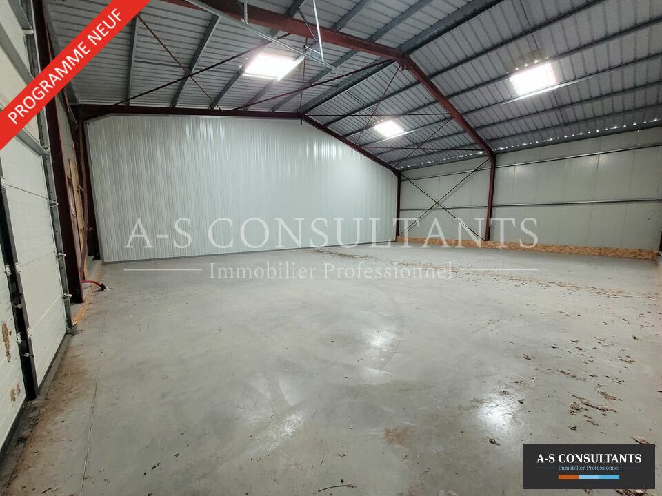 GRIGNY (69520) à louer local d'activité ou de stockage de 210 m² situé proche des axes principaux avec stationnements devant le bâtiment.
