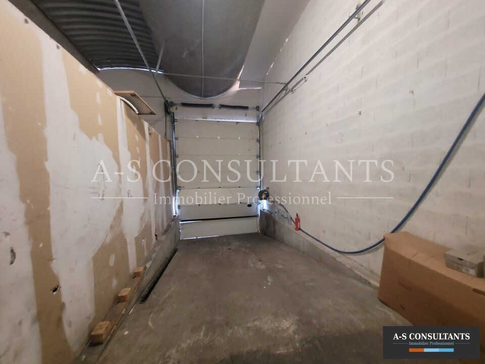 SAINT PRIEST (69800) à louer local de stockage ou d'activité de 411 m² avec stationnements privatifs situé proche des axes de circulation.