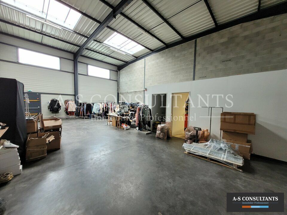 SAINT PIERRE DE CHANDIEU (69780) à louer local d'activité de 150 m² situé proche des axes avec stationnements privatifs.