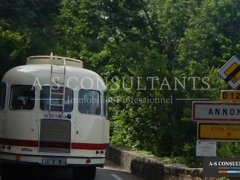 ANNONAY (07100) à vendre local d'activité de 1 463 m² situé sur un axe passant avec stationnements devant le bâtiment.