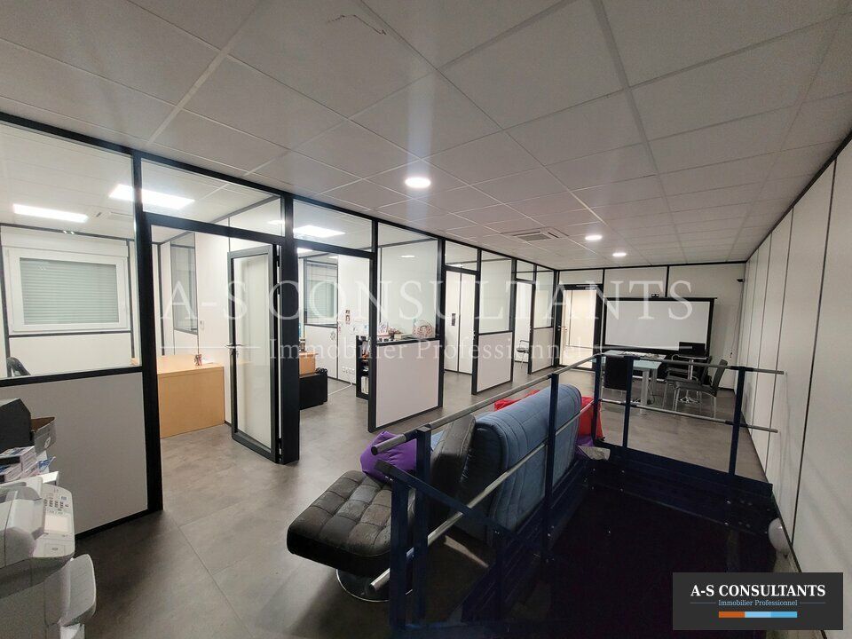 DAVEZIEUX (07430) à vendre local commercial de 440 m² situé proche des axes avec nombreux stationnements.