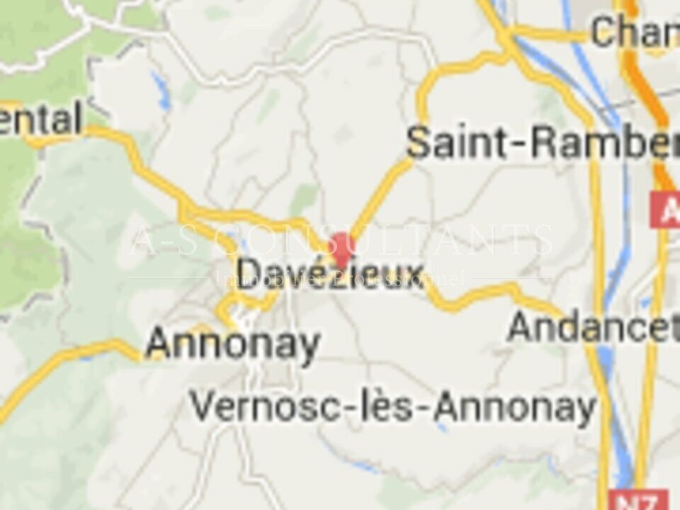 DAVEZIEUX (07430) à vendre local commercial de 1 460 m² situé proche des grands axes avec stationnements privatifs.
