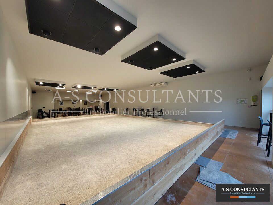 DAVEZIEUX (07430) local commercial de 260 m² situé sur un axe passant proche du centre du village et de nombreux commerces stationnement devant le bâtiment.