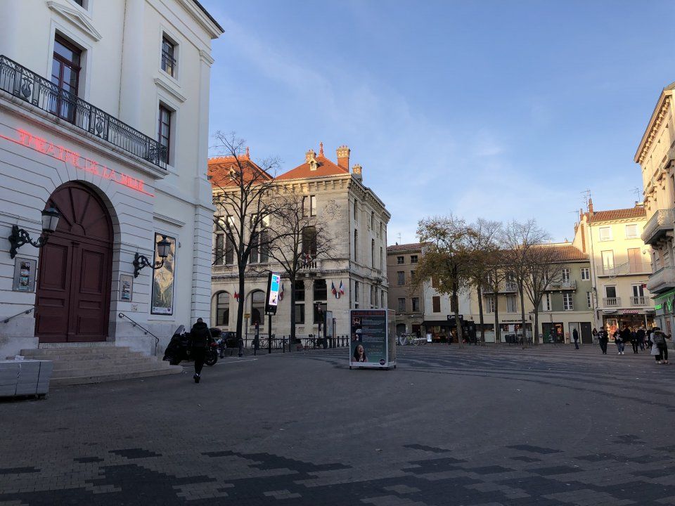 Location local commercial 92 m² non divisibles