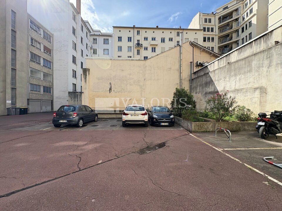Valoris vous propose à la vente un bureau de 22,45 m², idéalement situé au rez-de-chaussée d'un immeuble en copropriété dans le 3e arrondissement de Lyon, à deux pas de la Préfecture.