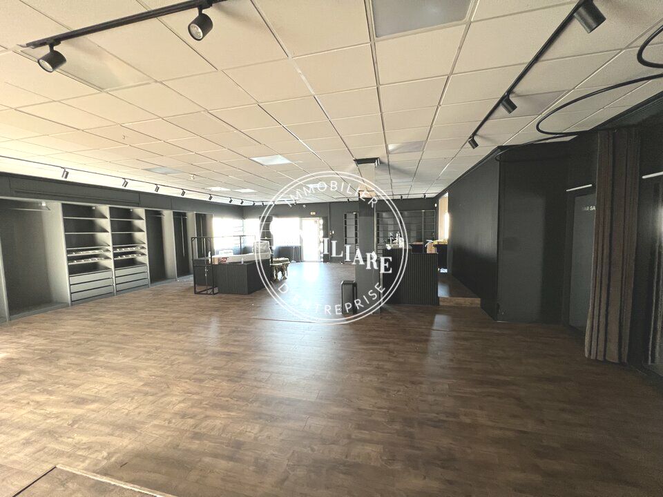 Location local commercial 210 m² non divisibles