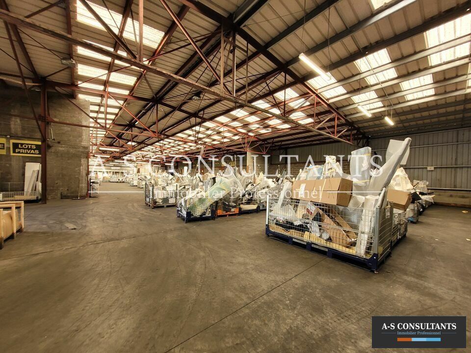 DAVEZIEUX (07430) à louer local d'activité de 2 900 m² et terrain 6 300 m² très accessible sur axe passant avec nombreux stationnements.