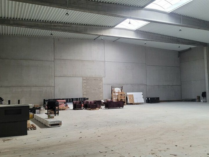 LOCAUX NEUFS A LOUER POUR STOCKAGE SUR ZA ST ETIENNE AVEC VISIBILITE DEPUIS VOIE RAPIDE.