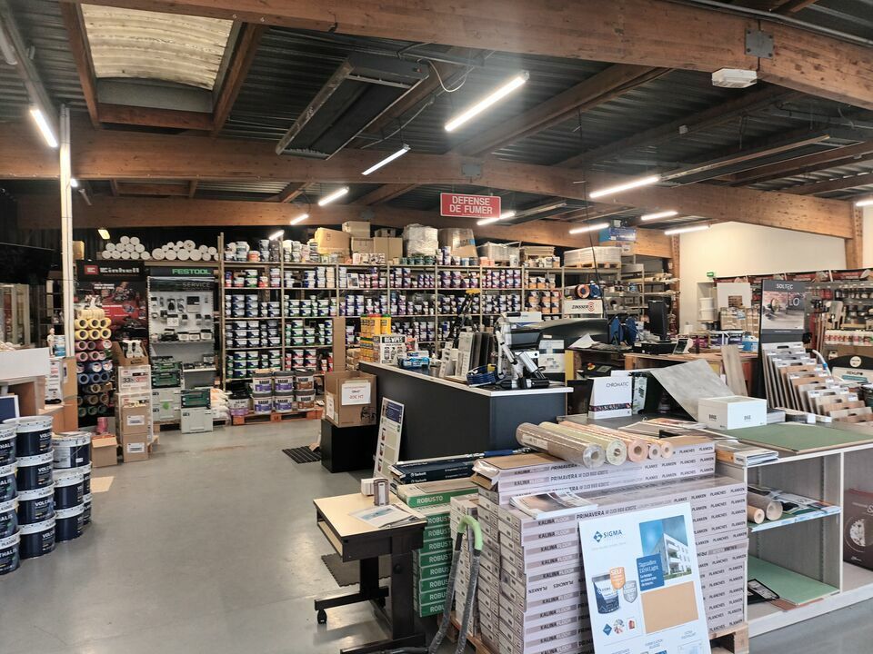 Local d'activités ou commercial avec bureaux et réserve - Grande visibilité sur ZA.