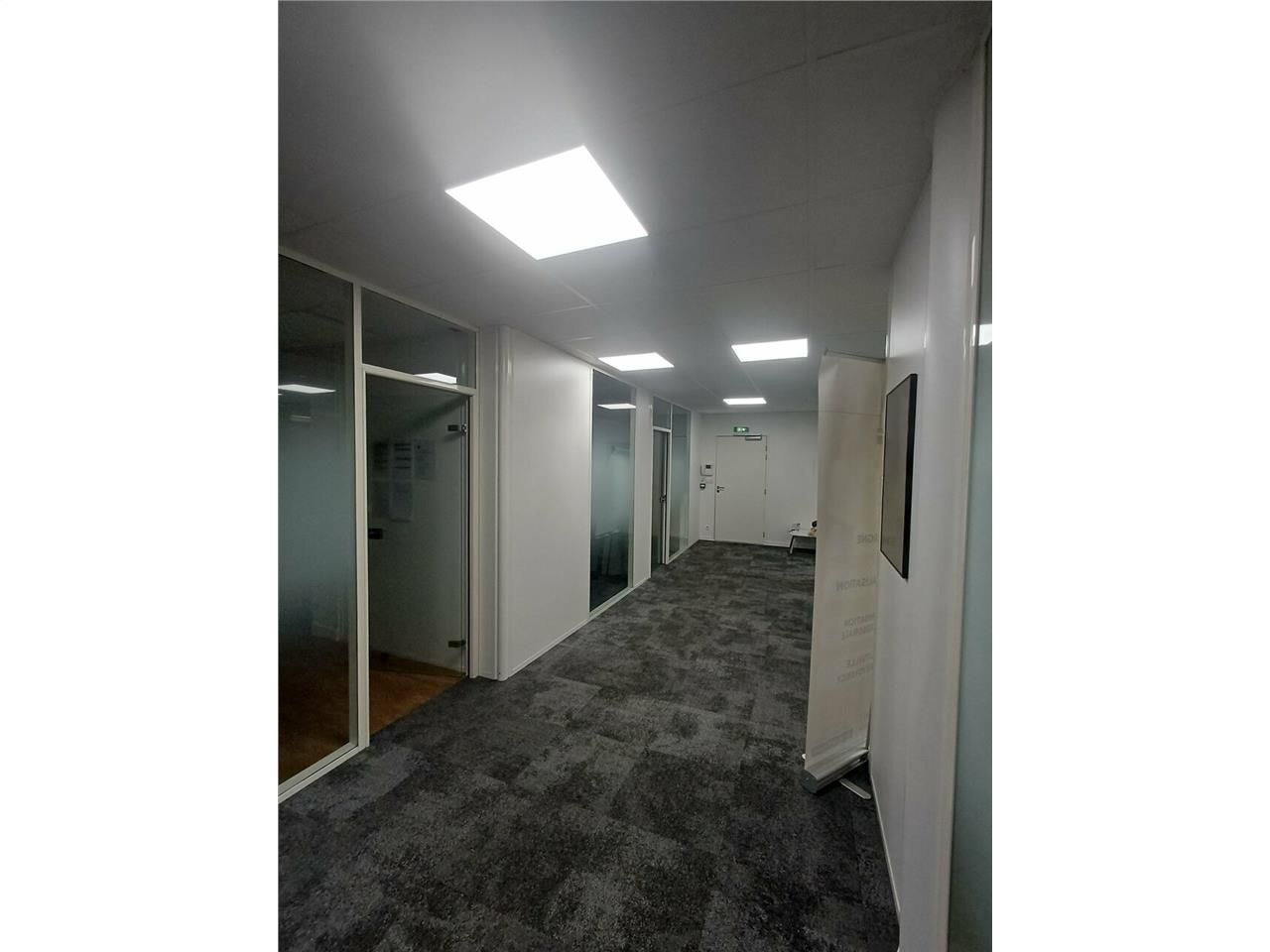 A LOUER OU A VENDRE - Bureaux au sein d'un bel immeuble en copropriété + parkings.