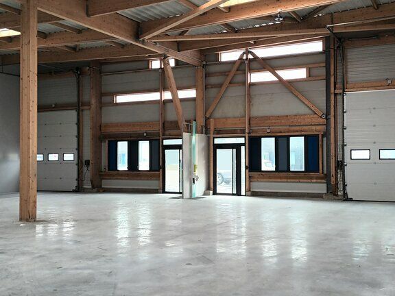 Au sein d'un parc d'activités neuf à proximité immédiate d'axes routiers.