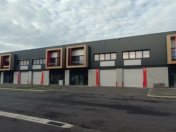Location local d''activites 2990 m² divisibles à partir de 373 m²
