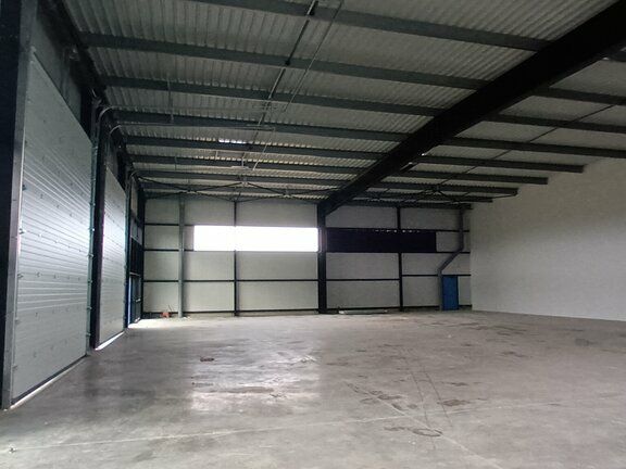 Local neuf proche d'axes - Emplacement stratégique.