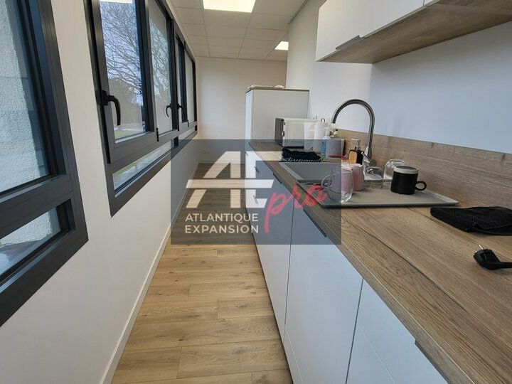 BUREAU À VENDRE – 116 m² – ESPACE TERTIAIRE AVEC PARKINGS – IMMEUBLE FIBRÉ ET CLIMATISÉ