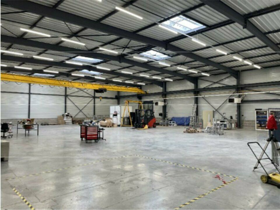 Location local d''activites 1998 m² non divisibles