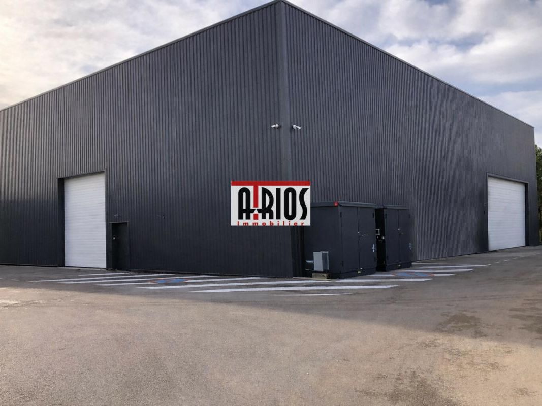 Location entrepôts 1560 m² non divisibles