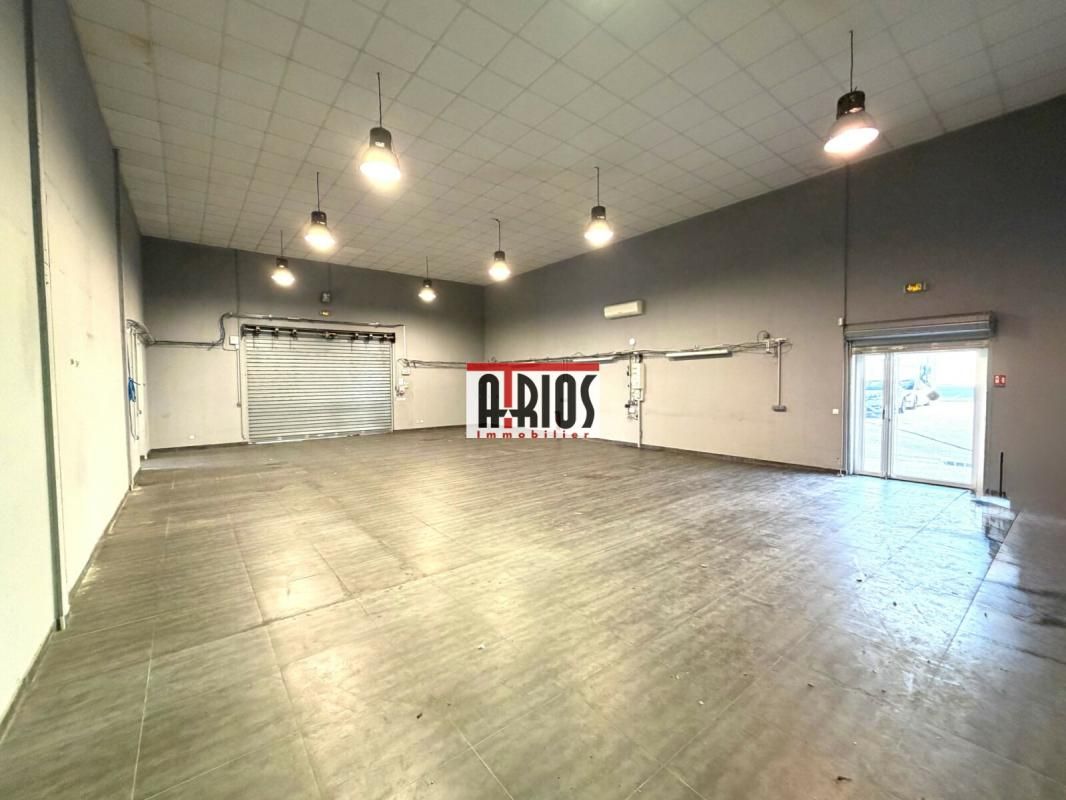 Location entrepôts 300 m² non divisibles