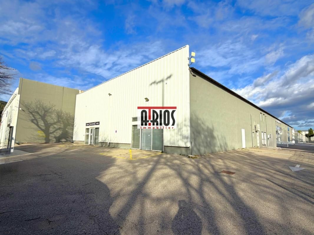 Location entrepôts 300 m² non divisibles