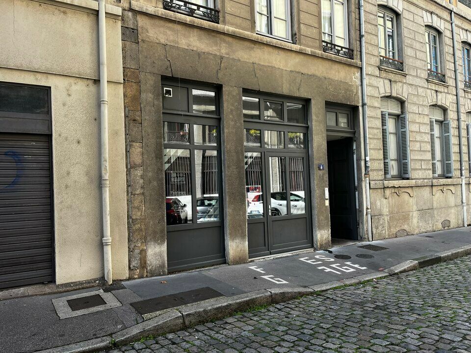 Valoris Real Estate vous propose un local commercial de 30 m² au coeur de la presquîle Lyonnaise. 