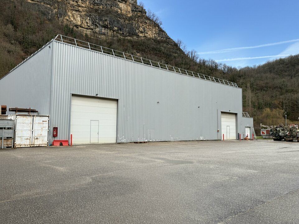 Valoris Real Estate vous propose un bâtiment d'activité d'environ 1000 m² sur son terrain indépendant, clos et sécurisé de 8000 m², idéal pour une activité industrielle ! 