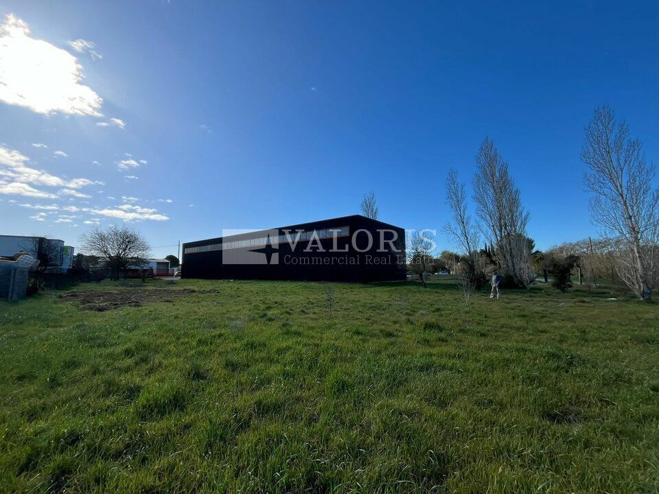 VALORIS MEDITERRANEE vous propose, à la location, un local d'activité de 589m² dont 106m² de bureaux et 483m² d'atelier sur son terrain indépendant de 3200m² au coeur de la ZI de Sardenas.