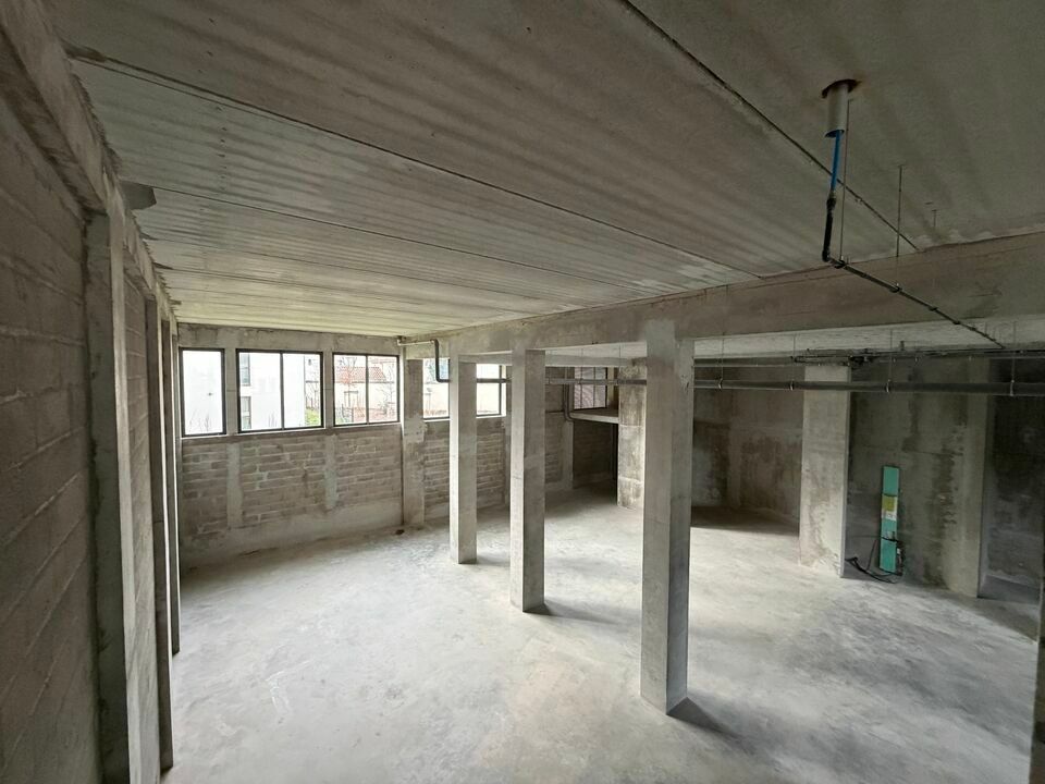 Rue Paul Duvivier, au cœur du 7e arrondissement de Lyon, dans un ancien quartier industriel en renouvellement, Valoris Real Estate vous propose à la location ou à la vente 3 locaux d'activité neufs en RDC, livrés en septembre 2025