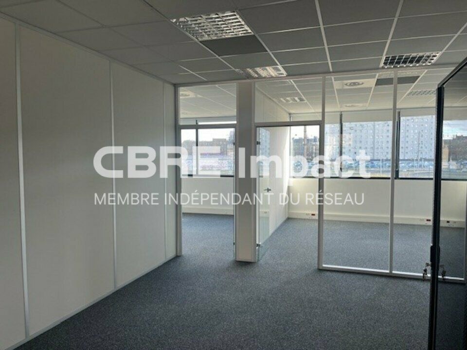 bureaux récents, en parfait état, au RDC au cœur du quartier Clairmarais d'une surface de 305,01 m²