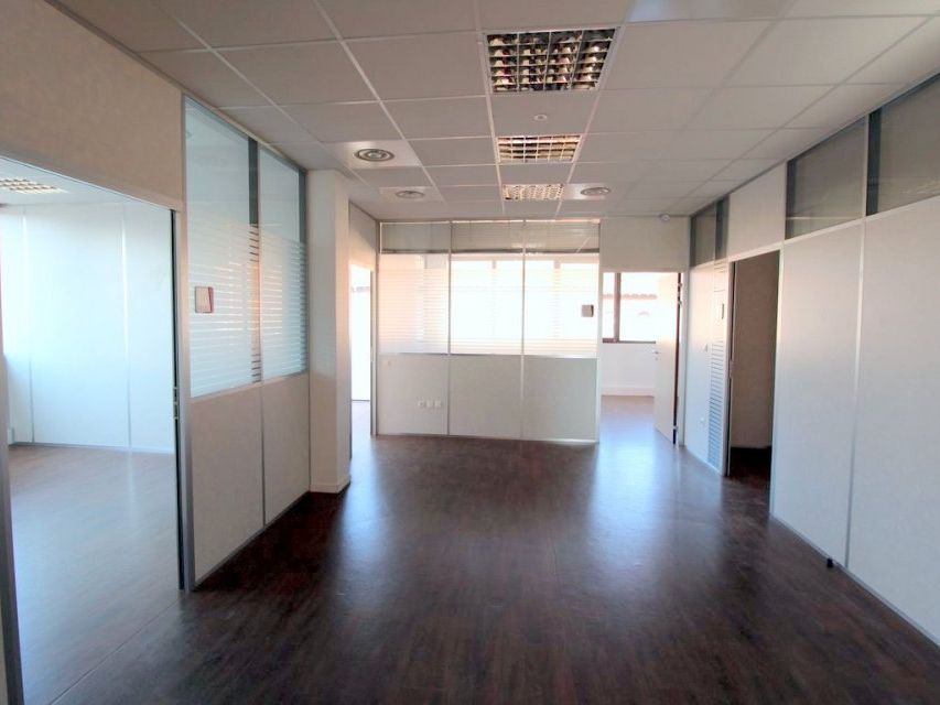 Lot de bureaux récents, en parfait état, au R+1 d'une surface de 307,42 m² au cœur du quartier Clairmarais