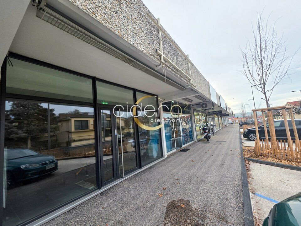 Location local commercial rénové centre-ville COURNON (638000)