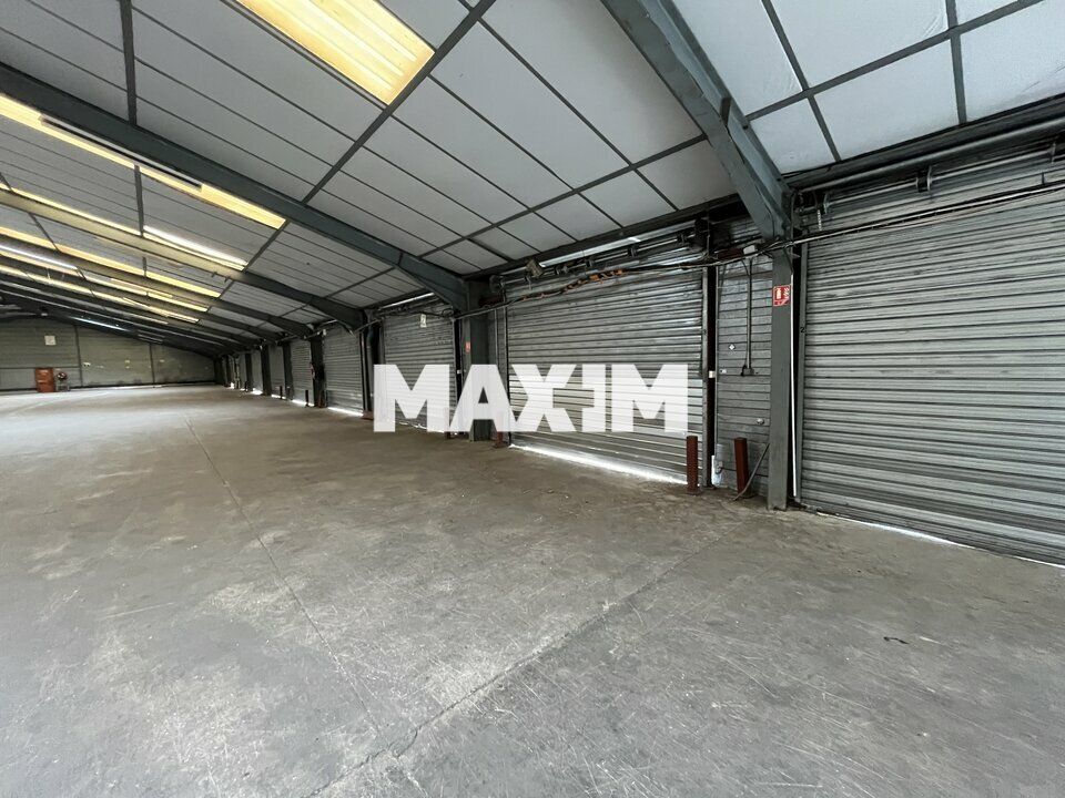 Entrepôt logistique avec quais niveleurs