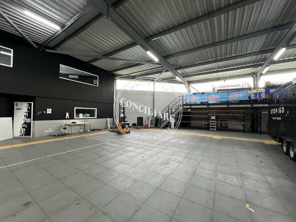 Location local d''activites 1100 m² non divisibles