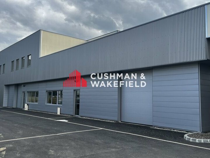 Location local d''activites 1452 m² divisibles à partir de 306 m²