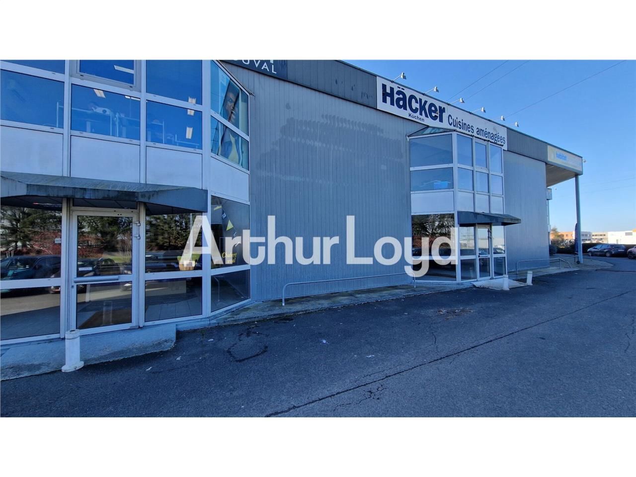 Location local commercial 563.00 m² à MONDEVILLE