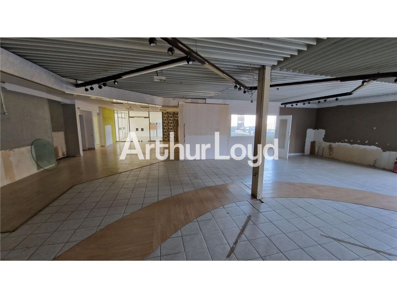 Location local commercial 563.00 m² à MONDEVILLE