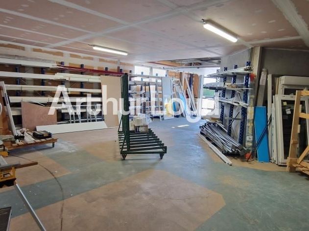 Location local 1293.00 m² à MONDEVILLE