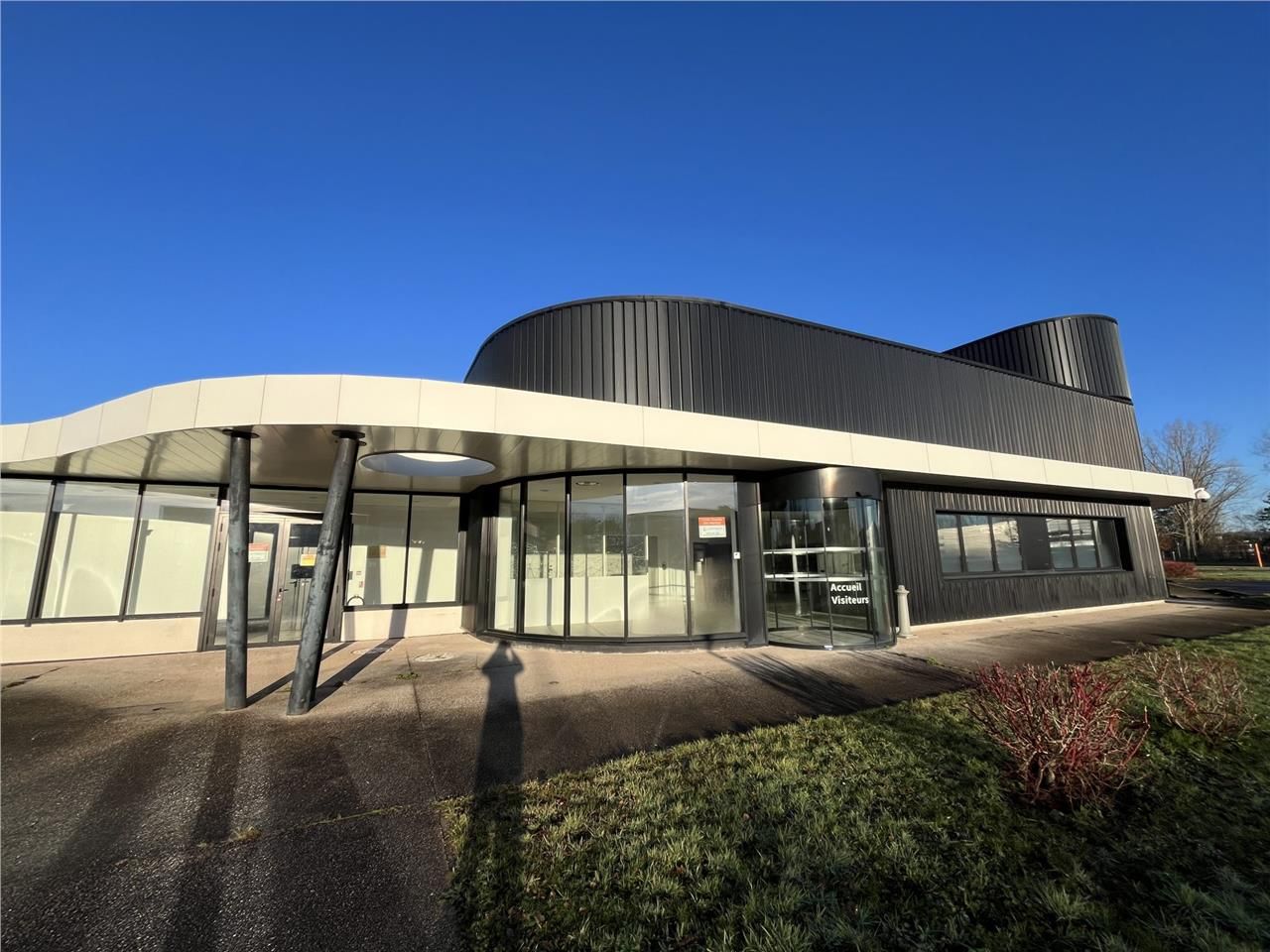 Location local 2486 m² à Elancourt