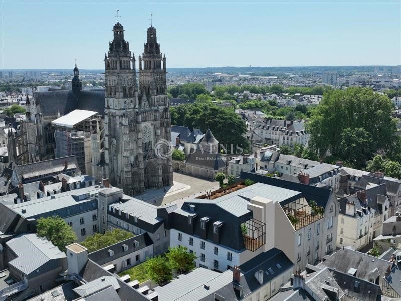 Environ 1 058 m² de bureaux à louer au pied de la cathédrale de Tours, divisibles dès 27 m²